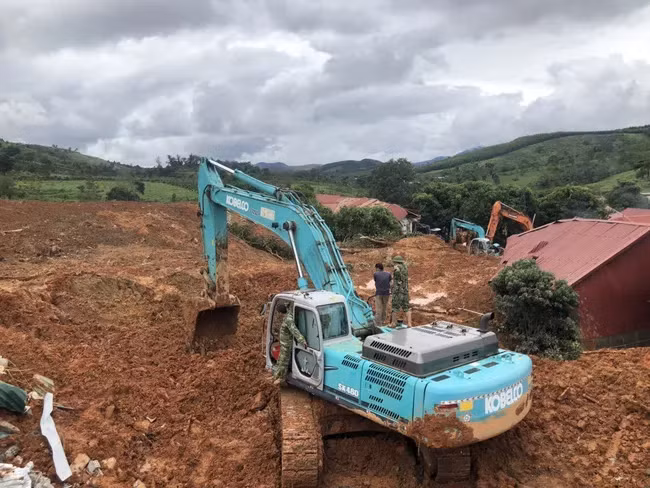 Với sự nỗ lực của các lực lượng cứu hộ, lực lượng cứu hộ cứu nạn đã tìm thấy 14 thi thể cán bộ, chiến sĩ tại hiện trường vụ sạt lở đất ở thôn Cợp, xã Hướng Phùng. Rạng sáng 19/10, sau nhiều nỗ lực, lực lượng chức năng đã thông xe tạm thời đường vào điểm sạt lở ở thôn Cợp, để một số xe cứu thương và xe làm nhiệm vụ tiếp cận hiện trường. Sáng ngày 19/10, các xe cứu thương đã vào hiện trường vụ sạt lở đất tại thôn Cợp, xã Hướng Phùng, huyện Hướng Hóa, tỉnh Quảng Trị để đưa thi thể các cán bộ, chiến sỹ đã được tìm thấy trong ngày 18/10 về thành phố Đông Hà (Quảng Trị).