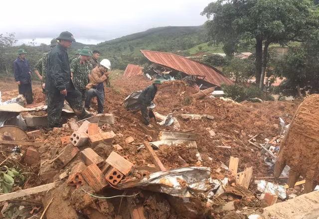 Trung tướng Nguyễn Tân Cương, Thứ trưởng Bộ Quốc phòng cho biết, sau khi nhận được báo cáo của Bộ Tư lệnh Quân khu 4, Bộ trưởng Bộ Quốc phòng Ngô Xuân Lịch đã nhanh chóng thành lập Đoàn công tác do ông làm Trưởng đoàn cùng Phó Tổng Tham mưu trưởng Nguyễn Văn Nghĩa đi cùng để vào khảo sát, nắm tình hình, chỉ đạo Quân khu 4, cùng với các lực lượng của toàn quân và địa phương nhanh chóng khắc phục hậu quả vụ sạt lở.