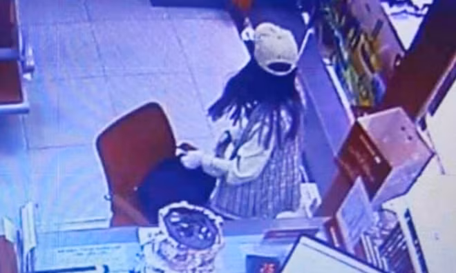 Thắng cầm chai xăng và dụng cụ khò lửa lên đe dọa sẽ cho nổ và bắt nhân viên trong phòng giao dịch lấy tiền bỏ vào túi của Thắng. Vừa đe dọa nhân viên Thắng còn chế xăng từ trong chai xuống sàn phòng giao dịch và bàn làm việc của nhân viên. Lo Thắng manh động gây ảnh hưởng đến phòng giao dịch và những người xung quanh, nhân viên bên trong phòng giao đã làm theo lời Thắng. Sau khi bỏ khoảng 2,1 tỷ vào giỏ xách, Thắng giật giỏ xách chạy ra ngoài leo lên taxi tẩu thoát.