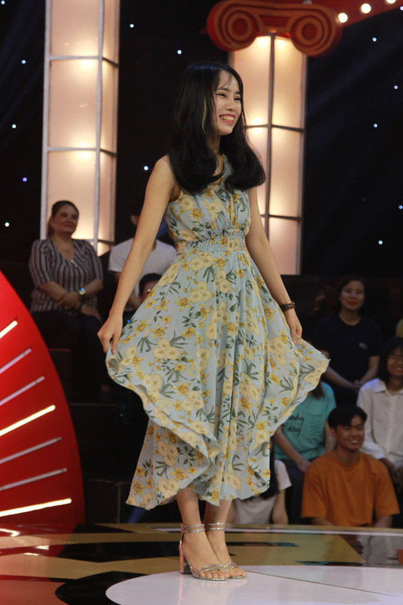 Cụ thể, tháng 12/2019, Phùng Thị Thắng gây chú ý khi tham gia chương trình Thách thức danh hài mùa 6. Trong chương trình, nữ thí sinh cũng bày tỏ sự say mê với sự nghiệp diễn hài. Thắng nói: "Tôi mê hài một cách khủng khiếp nhưng còn mê Trấn Thành, Trường Giang, Ngô Kiến Huy hơn cả hài nữa". Thắng cũng khẳng định biết hát 7 thứ tiếng, trong đó có tiếng Hàn.