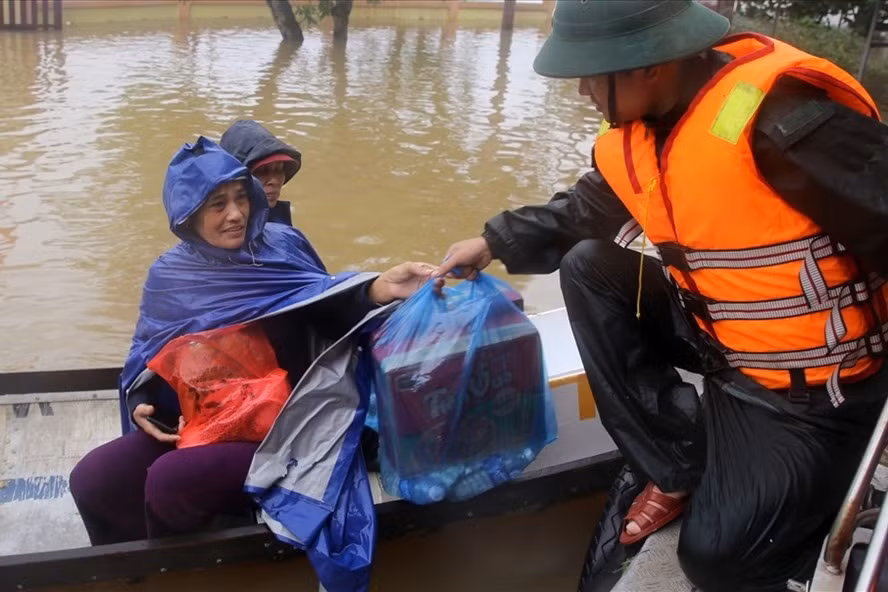 Danh sách đơn vị, cá nhân, tổ chức hướng về, ủng hộ miền Trung sẽ còn dài thêm, tiếp thêm sức mạnh về tinh thần, vật chất giúp người dân, đồng bào vùng lũ vượt qua khó khăn.