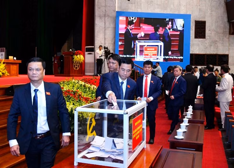 Với tinh thần “Hà Nội vì cả nước, Hà Nội cùng cả nước”, ngay tại Đại hội Đảng bộ TP Hà Nội nhiệm kỳ 2020-2025, Chủ tịch UBND Mặt trận Tổ quốc Việt Nam TP Hà Nội Nguyễn Lan Hương, đã kêu gọi các đại biểu dự Đại hội và người dân Thủ đô tham gia ủng hộ miền trung bị thiệt hại do mưa lũ.