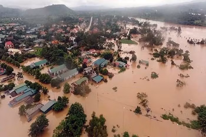Lu lut mien Trung: Nuoc lu troi di, tinh nguoi o lai!