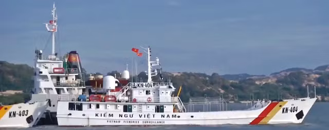 Tau kiem ngu tiep can vi tri 2 tau ca Binh Dinh bi nan tren bien