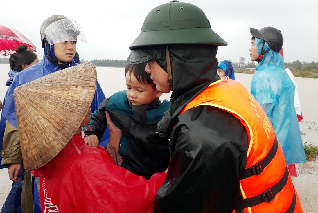 Đại tướng Ngô Xuân Lịch giao Tư lệnh Quân Quân khu 4 quản lý, điều hành, chỉ huy lực lượng của Quân khu và các lực lượng phối thuộc trong công tác tìm kiếm, cứu hộ, cứu nạn trên địa bàn, thống nhất một đầu mối chỉ huy. Tổng cục Hậu cần chuẩn bị tốt trang bị, cơ số thuốc, khẩu phần ăn cho bộ đội đang thực hiện nhiệm vụ, làm tốt công tác phòng, chống dịch bệnh. Bộ Tư lệnh Công binh chuẩn bị lực lượng, phương tiện, sẵn sàng chi viện cho các hướng khi có lệnh. Bộ Tư lệnh Thông tin liên lạc thiết lập hệ thống thông tin liên lạc phục vụ công tác điều hành, chỉ huy, bảo đảm thông tin liên lạc thông suốt.