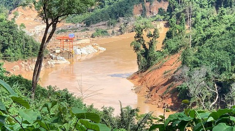 Cong nhan thuy dien Dak Mi 2 ket giua rung: Sinh ton sao khi bao so 10 den?