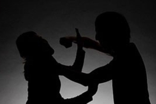 Cap cuu nguoi phu nu bi nam thanh nien cua co khi dang ban hang