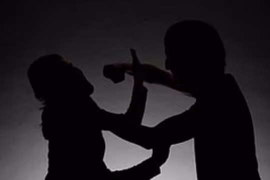 Cap cuu nguoi phu nu bi nam thanh nien cua co khi dang ban hang