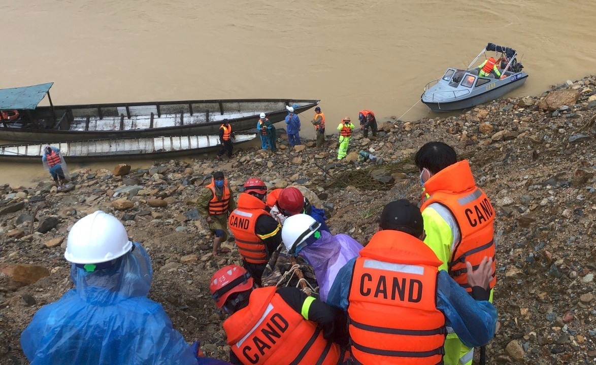 Sat lo Rao Trang 3: Huy dong nhan luc, phuong tien tim kiem cong nhan mat tich