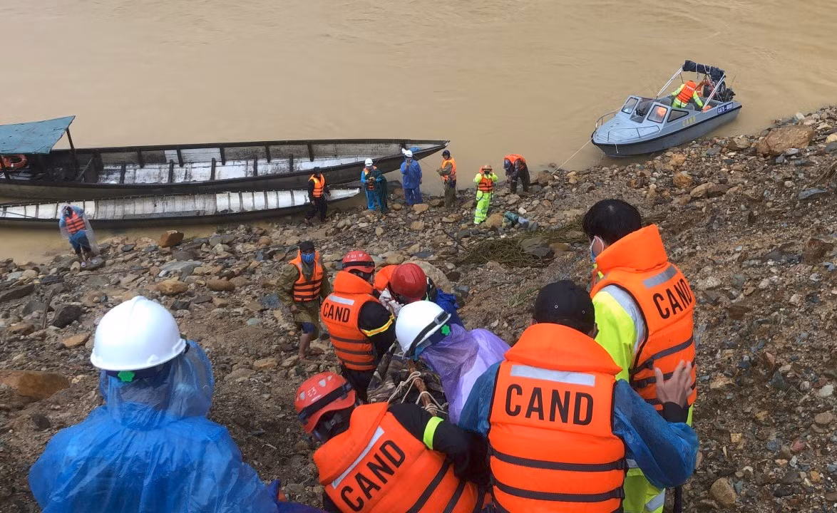 Sat lo Rao Trang 3: Huy dong nhan luc, phuong tien tim kiem cong nhan mat tich