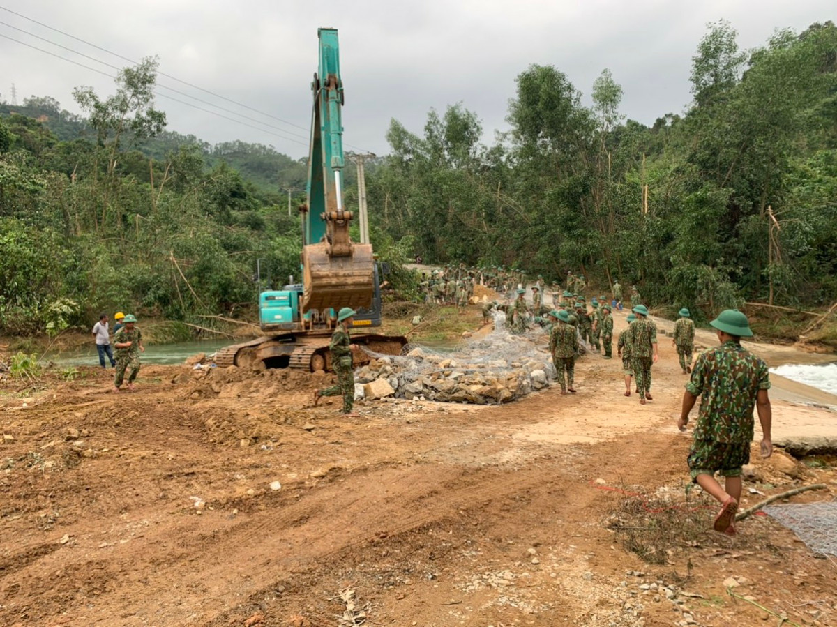 Sáng 18/10 Ban Chỉ huy phòng chống bão lụt, cứu hộ cứu nạn Quân khu 4 đã tổ chức 2 mũi cứu hộ bằng đường sông và đường bộ với lực lượng gần 1.000 người và hơn 150 xe cơ giới các loại cho thủy điện Rào Trăng 3.