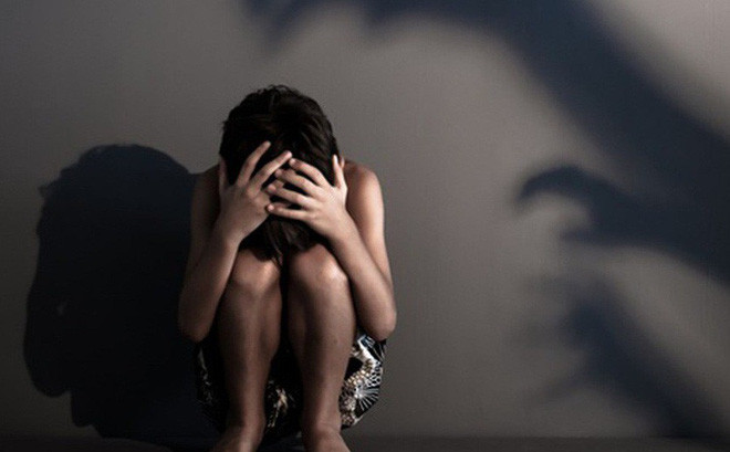  6. Giở trò dâm ô với nữ sinh, bị người dân tóm gọn. Ngày 24/10, Công an thị xã Hoài Nhơn (Bình Định) đang tạm giữ hình sự nghi can Lương Thanh Tùng (SN 1983, trú ở thôn Thành Sơn, xã Hoài Châu, thị xã Hoài Nhơn) để điều tra và xử lý về hành vi dâm ô đối với người dưới 16 tuổi. Trước đó, tối 23/10, nữ sinh Trường THCS Hoài Sơn đang đi xe đạp trên đường giao thông nông thôn từ trường học về nhà, Tùng điều khiển xe máy áp sát và giở trò dâm ô, sau đó bị người dân bắt gọn rồi dẫn giải đến cơ quan công an.