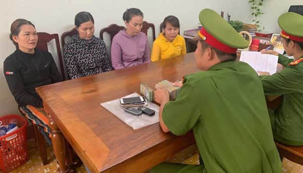  3. 4 "kỳ nữ " cầm đầu đường dây lô đề. Ngày 24/10, Cơ quan CSĐT CAH Krông Pắk (Đắk Lắk) cho biết, đã khởi tố bị can và cấm đi khỏi nơi cư trú đối với Phạm Thị Thu Thảo (49 tuổi), Lê Thị Phượng (42 tuổi), Mai Thị Kim Yến (42 tuổi), Trần Thị Tuyết (43 tuổi, cùng trú TT Phước An, Krông Pắk) để điều tra về hành vi đánh bạc, tổ chức đánh bạc bằng hình thức ghi số đề. Trước đó, công an đã triệt phá đường dây đánh bạc dưới hình thức lô đề số lượng lớn tại TT Phước An, thu 5 ĐTDĐ là vật chứng để phạm tội và hơn 400 triệu đồng.