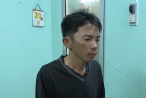  4. Vợ gọi điện cho chồng đến công ty truy sát đồng nghiệp. Ngày 24/10, Cơ quan CSĐT - Công an TP Mỹ Tho vừa thi hành lệnh bắt tạm giam 2 đối tượng Cao Phi Long, trú Quận Ô Môn, thành phố Cần Thơ và Nguyễn Duy Khánh, trú thành phố Mỹ Tho, Tiền Giang về hành vi cố ý gây thương tích. Do có mâu thuẫn từ trước, vợ của Cao Phi Long đã xảy ra xô xát với nữ đồng nghiệp tại một công ty thủy sản trong khu công nghiệp Mỹ Tho nên đã gọi điện cho Long đến đánh. Long gọi Khánh đến và sử dụng hung khí xông vào trụ sở của công ty chém chị Lan gây thương tích 26%.