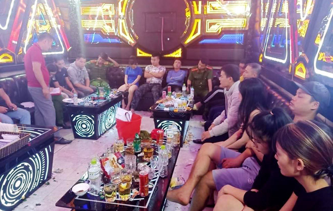  7. 17 người tổ chức tiệc ma túy trong quán karaoke. Ngày 24/10, Công an huyện Chiêm Hóa, tỉnh Tuyên Quang đã tạm giữ hình sự Nguyễn Ngọc Đức (24 tuổi, ở huyện Hàm Yên, Tuyên Quang), Nguyễn Tuấn Anh (25 tuổi, ở huyện Hoài Đức, Hà Nội) để điều tra hành vi Tàng trữ trái phép chất ma túy và 8 thanh niên khác sử dụng trái phép chất ma túy. Trước đó, rạng sáng 23/10, kiểm tra phòng hát karaoke tại khách sạn Thành Nhã, cảnh sát phát hiện 17 thanh niên, trong đó có 10 người dương tính với ma túy.
