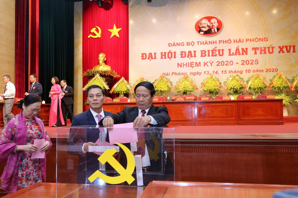 Từ tháng 5/2014 - 12/2014: Phó Bí thư Thành ủy Hải Phòng. Tháng 12/2014, ông Lê Văn Thành được bầu giữ chức Phó Bí thư Thành ủy, Bí thư Ban cán sự Đảng, Chủ tịch UBND thành phố. Tháng 10/2015, ông Lê Văn Thành giữ chức Bí thư Thành ủy Hải Phòng. Tháng 6/2016, ông Lê Văn Thành được bầu giữ chức Chủ tịch HĐND thành phố Hải Phòng khóa XV.