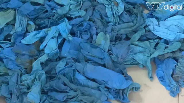  6. Phát hiện cơ sở tái chế găng tay y tế bằng chất tẩy rửa. Đội Cảnh sát kinh tế Công An Quận 12, TP.HCM phối hợp với Đội quản lý thị trường vừa kiểm tra, phát hiện một cơ sở tái chế găng tay y tế bằng chất tẩy rửa tại địa chỉ 43/46/74 Đường Vườn Lài, phường An Phú Đông, quận 12. Tại hiện trường, lực lượng chức năng đã thu giữ hơn 1 tấn găng tay y tế đã qua sử dụng chưa được tẩy rửa, thậm chí nhiều găng tay còn dính máu. Ảnh: VTV 