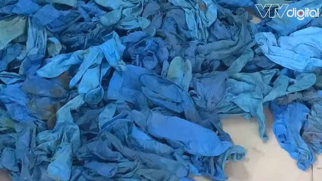  6. Phát hiện cơ sở tái chế găng tay y tế bằng chất tẩy rửa. Đội Cảnh sát kinh tế Công An Quận 12, TP.HCM phối hợp với Đội quản lý thị trường vừa kiểm tra, phát hiện một cơ sở tái chế găng tay y tế bằng chất tẩy rửa tại địa chỉ 43/46/74 Đường Vườn Lài, phường An Phú Đông, quận 12. Tại hiện trường, lực lượng chức năng đã thu giữ hơn 1 tấn găng tay y tế đã qua sử dụng chưa được tẩy rửa, thậm chí nhiều găng tay còn dính máu. Ảnh: VTV 