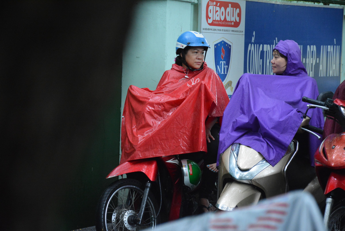 Phụ huynh Nguyễn Kim Ánh (ngụ quận 10) chia sẻ: Dù mưa nhưng cũng không muốn về, đợi con thi ra mới yên tâm. "Ở đây đứng nói chuyện cùng các phụ huynh khác thời gian trôi nhanh hơn và bớt lo lắng hơn", chị Ánh nói.