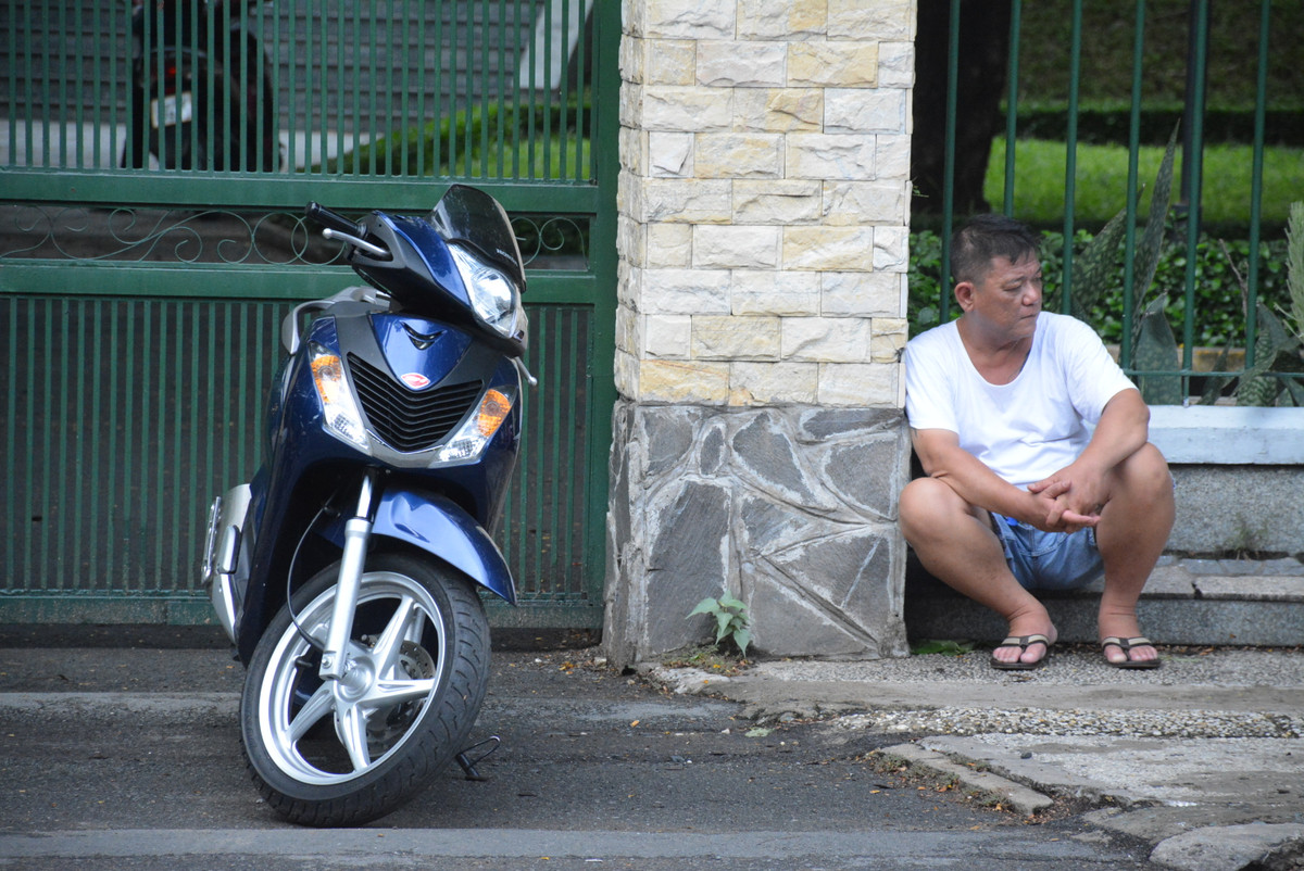 Thay vì chọn quán cafe, nhiều phụ huynh ngồi ở vỉa hè điểm thi chờ con