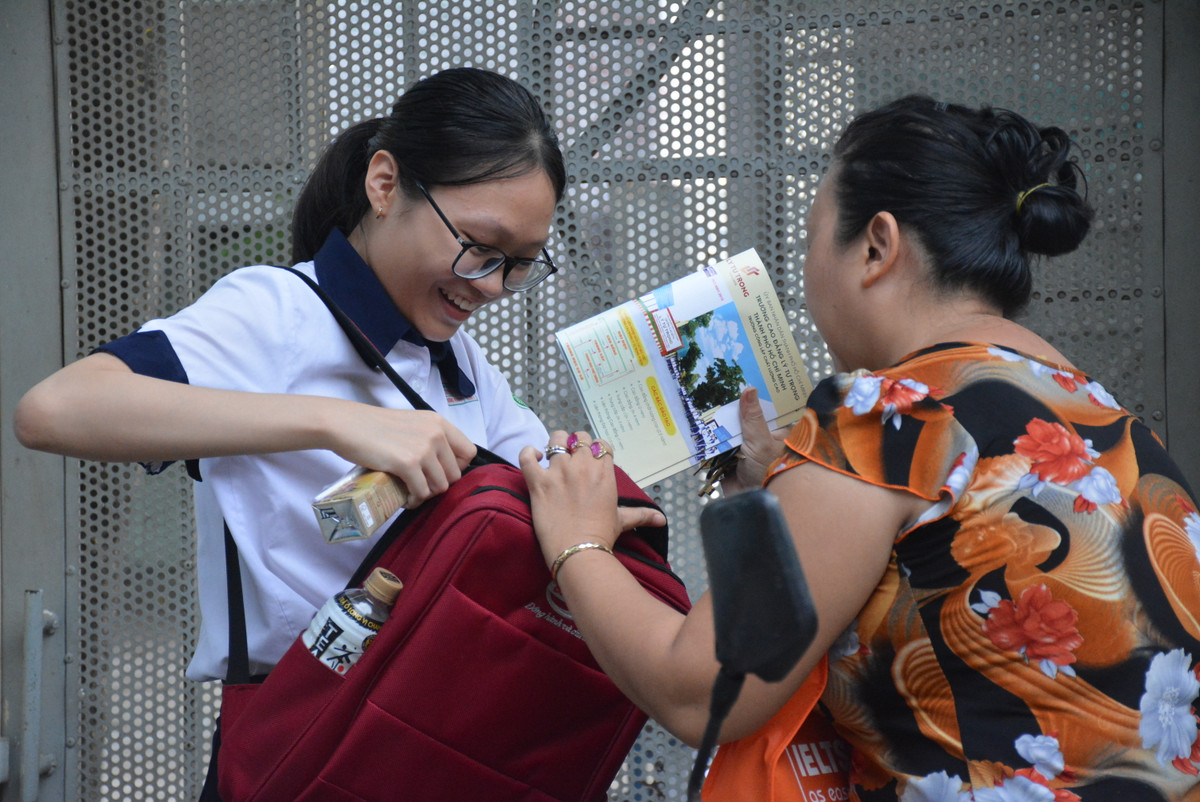 Vui vẻ động viên con sau mỗi buổi thi