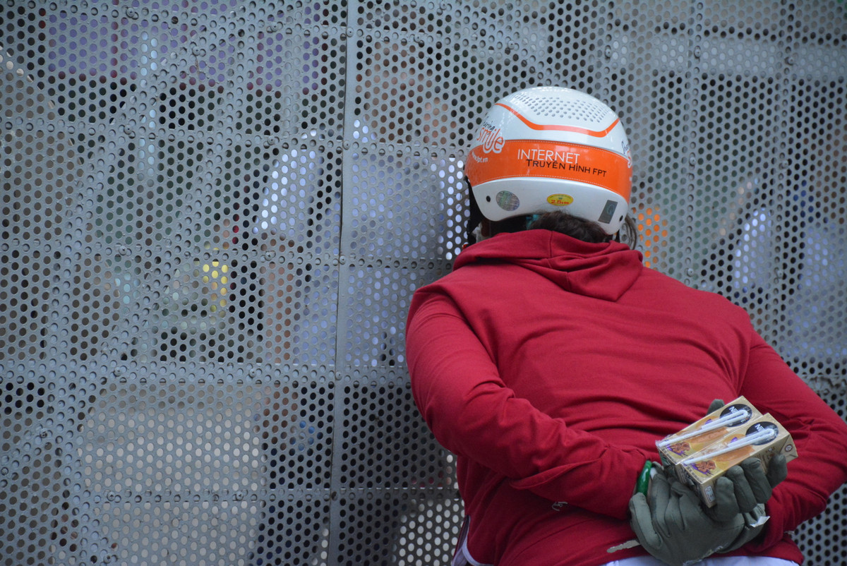 Nghe tiếng trống kết thúc bài thi, nhiều phụ huynh cầm sẵn sữa, lấp ló ngóng con ở cổng điểm thi