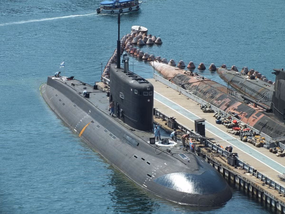 Project 636.3 dài 74 m, có trọng lượng hơn 3.900 tấn, hoạt động ở độ sâu 240m và có thể tiếp cận độ sâu tối đa 300m, phạm vi hoạt động lên đến 12 km.