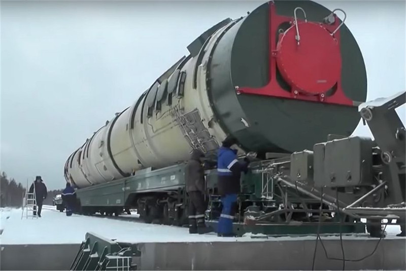 Tờ South China Morning Post dẫn lời He Qi Song, chuyên gia vũ trụ tại Đại học Khoa học chính trị và luật Thượng Hải, cho biết kế hoạch phóng vệ tinh trên sẽ giúp quân đội Mỹ giám sát các vũ khí do hai đối thủ chính là Trung Quốc và Nga phát triển.