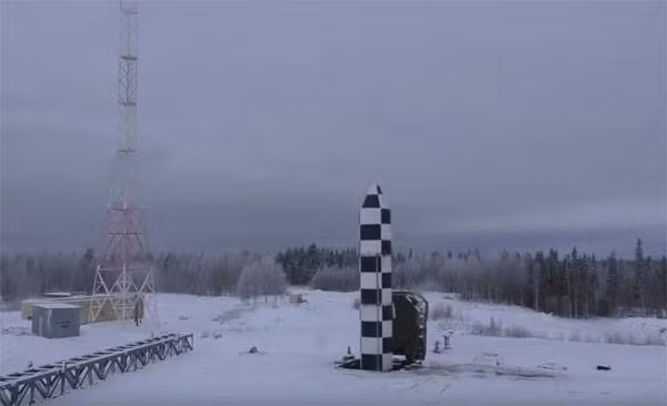 Ngoài ra, người Mỹ cũng đang đổ tiền phát triển hệ thống vũ khí laser công suất cao và vũ khí vi sóng cùng với mục đích đối phó với tên lửa siêu thanh Nga. Tuy nhiên, tất cả mới chỉ dừng lại ở mức độ ý tưởng và chưa hề có thiết kế cụ thể và thời điểm bắt đầu và triển khai.