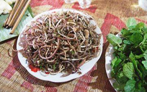 Nộm trứng kiến hoa chuối. Hoa chuối tách lấy hai bẹ ngoài để riêng, phần bên trong thái mỏng ngâm trong nước có pha dấm khoảng 15 phút rồi vớt ra vẩy sạch để ráo nước. .