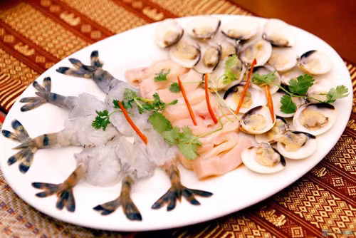 Tại đây có thể lựa chọn nhiều món khác nhau như pad thái,xôi, gỏi cá trê, súp cà ri cốt dừa, gỏi đu đủ với tôm khô, chả tôm, gỏi miến tôm mực, lẩu hải sản chua cay...Giá cả ở đây cũng khá hợp lý từ 80 đến 100k/món.