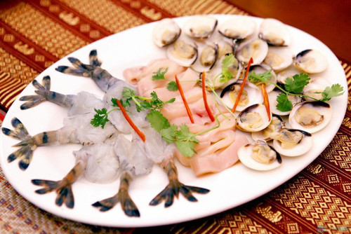 Tại đây có thể lựa chọn nhiều món khác nhau như pad thái,xôi, gỏi cá trê, súp cà ri cốt dừa, gỏi đu đủ với tôm khô, chả tôm, gỏi miến tôm mực, lẩu hải sản chua cay...Giá cả ở đây cũng khá hợp lý từ 80 đến 100k/món.