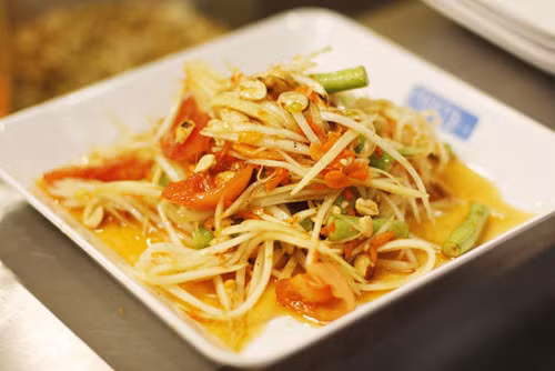 Theo nhận định của nhiều khách hàng thì suất ăn ở đây khá nhiều. Các món ăn được yêu thích tại đây là gỏi tôm, nộm cá trê, cơm rang tôm dứa, chả tôm...