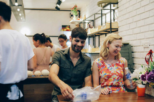 Koh Samui Hut, 40 Nhà Chung. Koh Samui Hut là quán đầu tiên mang một thứ rất đúng điệu Thái về Hà Nội: Kem dừa Thái. Quán thu hút được rất đông khách, nhất là vào buổi tối.