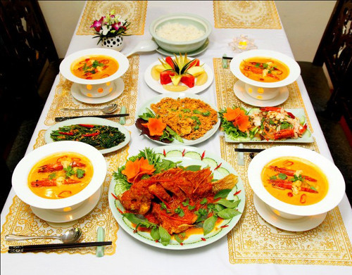 Món nổi bật tại đây gồm heo xào hương nhu, cà ri tôm hay những món chả cá. Quàn này còn phù hợp với các buổi họp nhóm, gặp mặt, hẹn hò hay gặp gỡ đối tác. Mức giá dao động 80.000 - 165.000 đồng mỗi món.