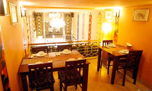 Thái Elephant, 73 Bùi Thị Xuân. Quán này có diện tích khá khiêm tốn. Quanh phòng toàn là tranh trừu tượng với thảm hình con voi của người Thái.