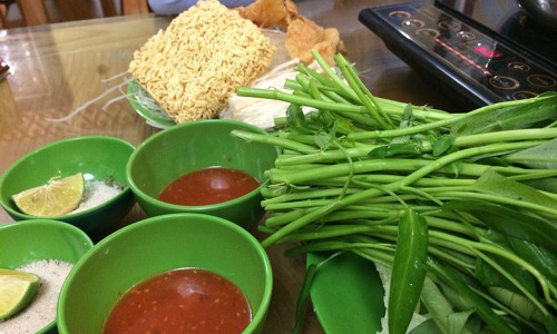 Nước lẩu nơi đây có vị cay thơm của sả và cốt dừa đặc trưng Thái Lan. Ngoài lẩu, nhà hàng cũng phục vụ thêm sa lát miến tôm, chả tôm Thái hay pad Thái.