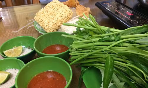 Nước lẩu nơi đây có vị cay thơm của sả và cốt dừa đặc trưng Thái Lan. Ngoài lẩu, nhà hàng cũng phục vụ thêm sa lát miến tôm, chả tôm Thái hay pad Thái.