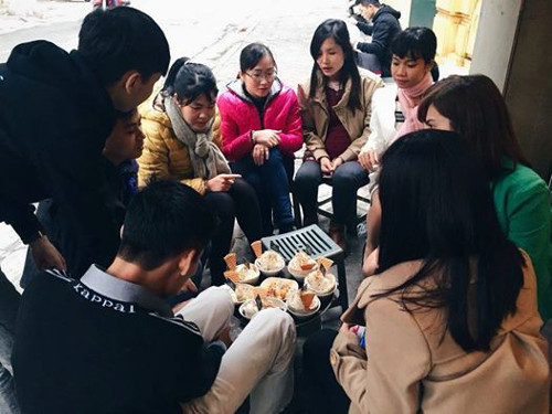 Khách hàng phải xếp hàng dài để chờ. Đối tượng khách chủ yếu ở quán là học sinh, sinh viên và cả giới văn phòng. Đây là quán bình dân, giá cả cũng khá mềm mại, dao động 20.000 - 50.000 đồng.