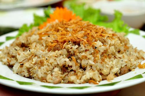 Xôi trứng kiến. Món xôi trứng kiến có vị béo của mỡ hành, bùi bùi của trứng kiến, thơm dẻo của xôi nếp.