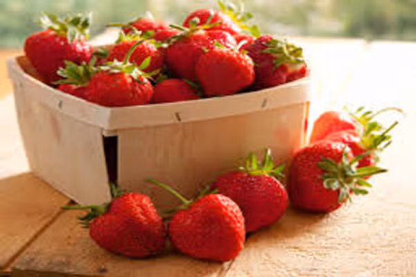  Dâu tây chứa chất alpha-hydroxy giúp trẻ hóa làn da và mịn màng. Cắt lát dày và để dặt dâu tây trong tủ lạnh khoảng 30 phút sau đó đắp lên mặt. Tác dụng của nó sẽ khiến bạn phải ngạc nhiên. 