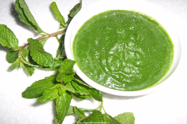  Nếu muốn nhanh chóng tạm biệt đôi mắt sưng húp và đen như gấu trúc, bạn hãy nghiền nát vài lá bạc hà và thoa chúng lên phần bọng mắt. Phương pháp này chỉ mất 5 phút, và rất thích hợp cho những cô nàng bận rộn. Có thể kết hợp bạc hà nghiền nát trộn chút mật ong, hoặc dầu oliu làm thành mặt nạ đắp mặt để vừa tăng tác dụng giảm thâm, sưng mắt, vừa bớt mụn trứng cá nhờ công dụng kháng khuẩn tuyệt vời của mật ong. 