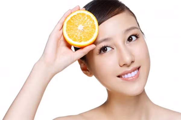  Bạn cũng có thể dùng cam để chăm sóc mắt bằng cách trộn nước cam với glycerine hoặc một chút gelatin, sau đó thoa lên vùng da dưới mắt nhiều lần trong tuần và để trong vài giờ hoặc qua đêm. Vitamin C trong cam được xem là dưỡng chất lý tưởng để duy trì làn da sáng khỏe, mịn màng. 