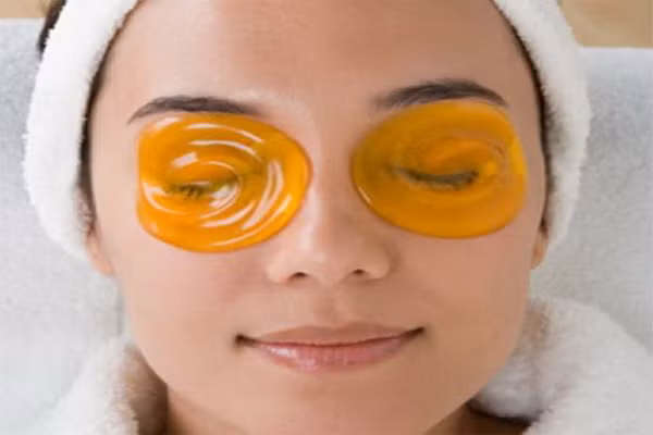  Mật ong. Hòa một muỗng mật ong vào nửa cốc nước, sau đó ngâm bông sạch trong hỗn hợp này cho đến khi nó thấm nước và lấy bông ra đắp lên khu vực mắt bị sưng húp. Chườm chúng trong 10-15 phút để cho kết quả tối ưu. 