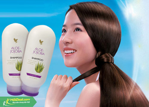  Dầu gội đầu. Dầu gội đầu chỉ để chăm sóc cho mái tóc chứ không được sử dụng cho da mặt. Các thành phần trong dầu gội có thể khiến da bạn bị khô, và thậm chí có thể gây kích ứng da. 