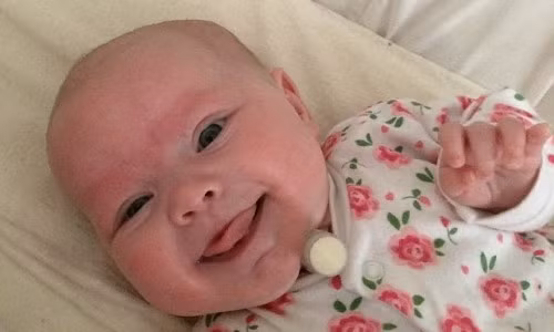 Lisa phải vào phòng mổ khi thai 34 tuần. Sau khi sinh ra, các bác sĩ cho biết em phải cắt bỏ khối u trong cổ họng. Sau khi phẫu thuật cắt bỏ khối u, các bác sĩ làm xét nghiệm thì em đã hoàn toàn lành tính.