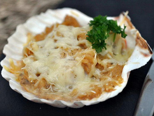 Coquilles Saint-Jacques. Đây là món ăn truyền thống của người Pháp. Món ăn làm từ sò điệp, rau thơm và bơ, được để nguyên trong vỏ sò.