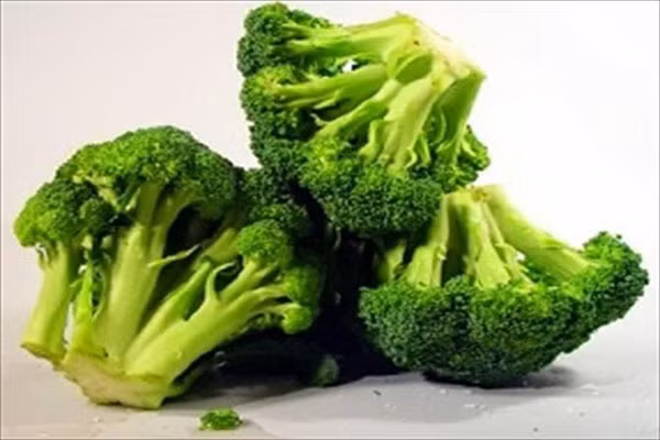 Rau xanh. Rau xanh là thực phẩm tự nhiên giúp tăng cường khả năng miễn dịch cho cơ thể. Bông cải xanh, rau bina, măng tây, củ cải đường, hành tây, đậu lăng, cà rốt, bắp cải, khoai tây, cà chua… là những thực phẩm lành mạnh và được tiêu thụ nhiều trong mùa đông.