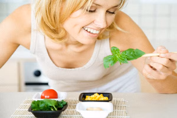 Mediterranean Diet. Ăn kiêng Địa Trung Hải chú trọng vào các loại hải sản, rau quả theo mùa và chất béo có lợi từ dầu của quả ô liu, ngũ cốc nguyên hạt. Trọng tâm của thực đơn này là nhẹ về thịt, nặng về rau trái nhưng không nhẹ về chất béo.