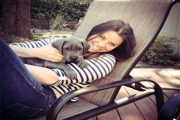  3. Người phụ nữ chọn cái chết vì người thân. Brittany Maynard 29 tuổi được chẩn đoán là u não và sẽ chỉ sống được trong vài tháng nữa. Cô đã quyết định sử dụng thuốc của bác sĩ để chấm dứt quãng thời gian mắc bệnh nan y của mình. Brittany khẳng định lựa chọn này của cô không phải là tự sát, đơn giản cô chỉ muốn mình ra đi nhẹ nhàng và không muốn gia đình trải qua cơn ác mộng phải nhìn thấy cái chết đau đớn của mình. 